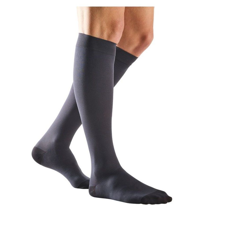 Bas genou gris. Marque Bota. Pointe et talon noirs. Porté sur une jambe.
