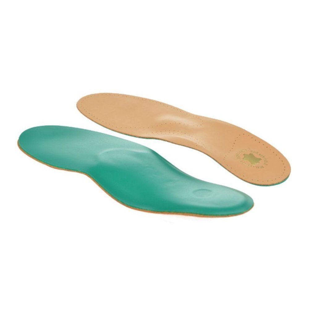Deux semelles intérieures. Une semelle verte, de forme anatomique, et une semelle en cuir marron. Les deux ont des trous.