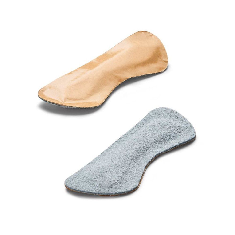 Deux semelles intérieures, une beige, une grise, avec dessous antidérapant. Forme pour le talon.