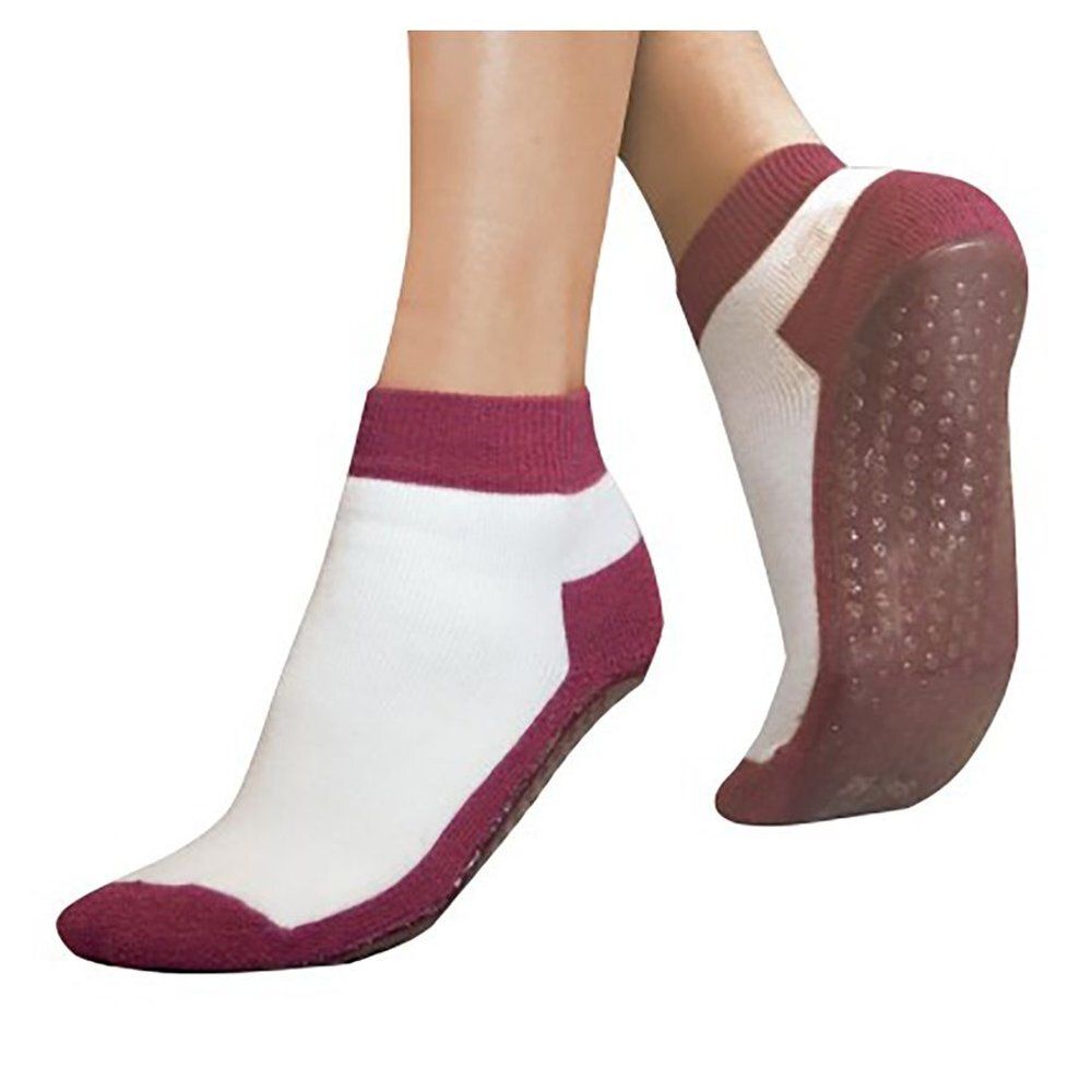 Chaussettes antidérapantes bordeaux, unisex, portées. Chaussette blanche avec détails bordeaux. Semelle antidérapante.
