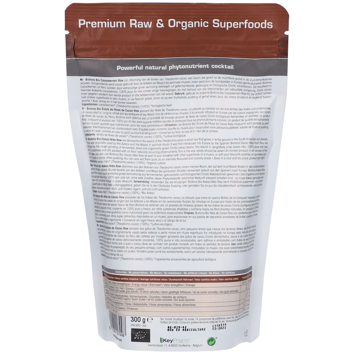 Dos du sachet de Cacao Nibs. Texte multilingue. Marque Biotona. En haut: Premium Raw & Organic Superfoods. En bas: 300g et label bio.