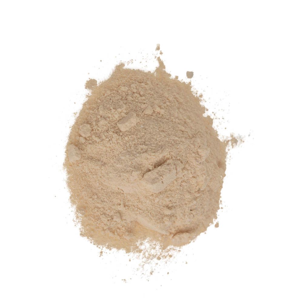 Tas de poudre brun clair sur fond blanc.