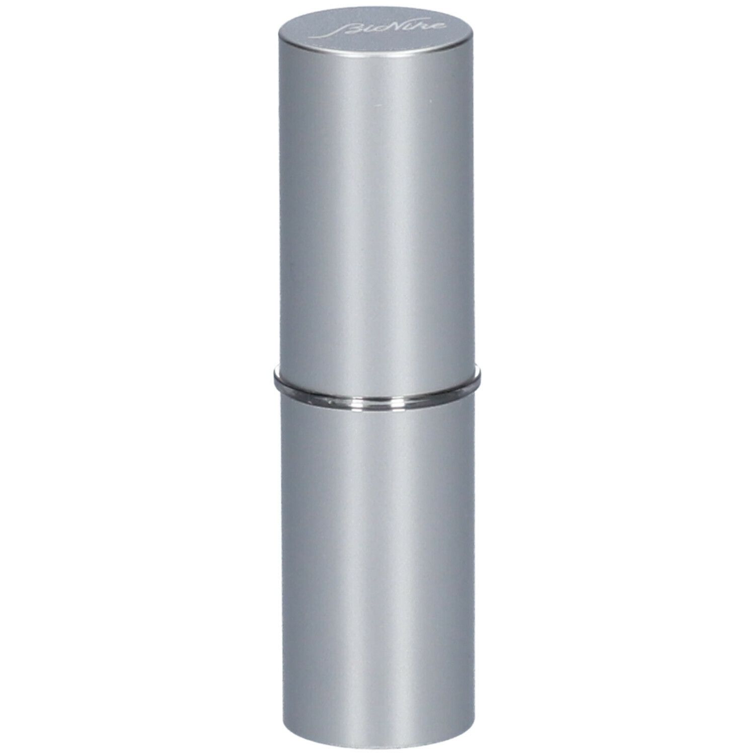 Rouge à lèvres cylindrique argenté. Le couvercle porte le nom de la marque.