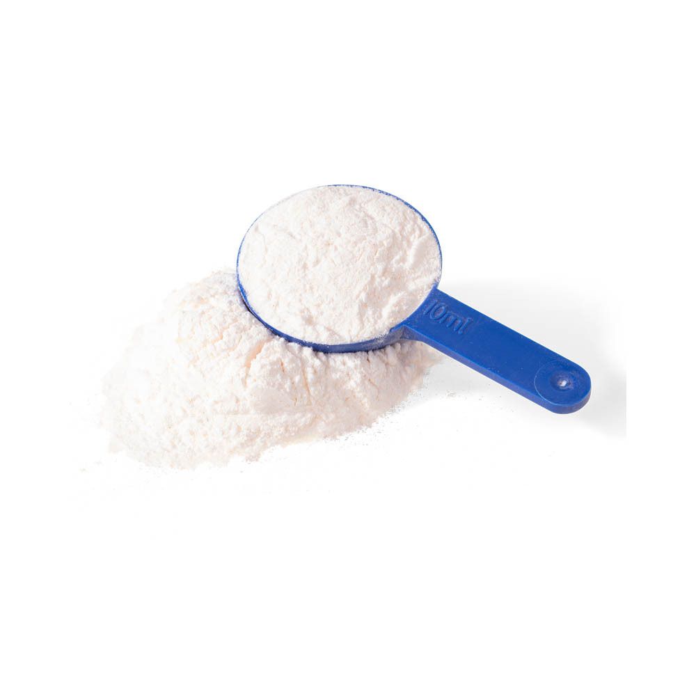 Poudre blanche et cuillère doseuse bleue. Cuillère avec indication 10 ml. Sur fond blanc.