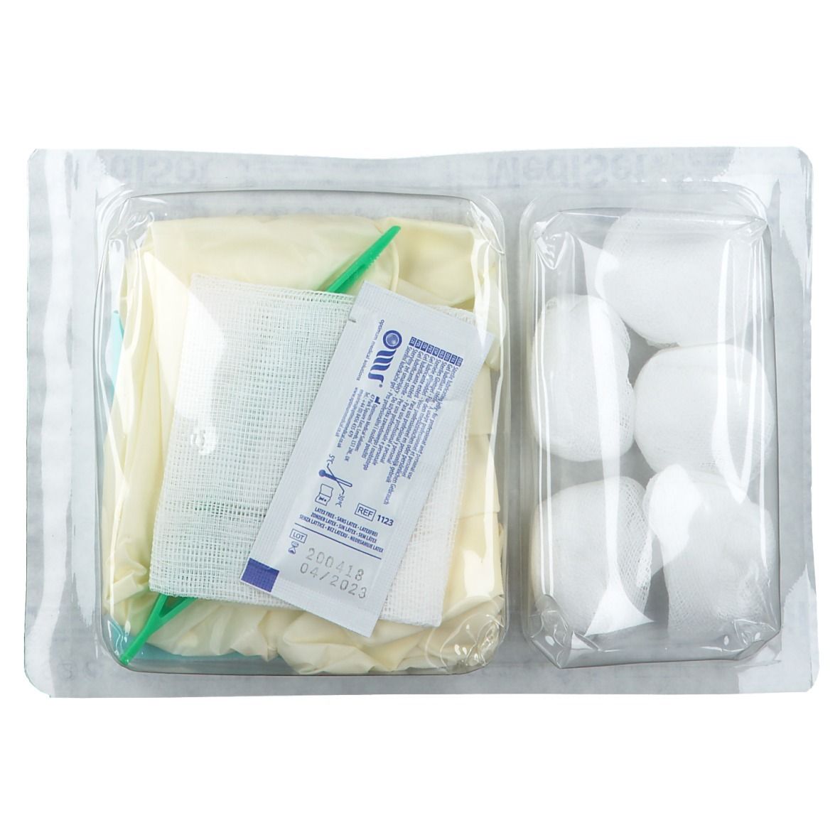 Set médical en emballage transparent. Contient gants, tampons, compresses et autres accessoires.