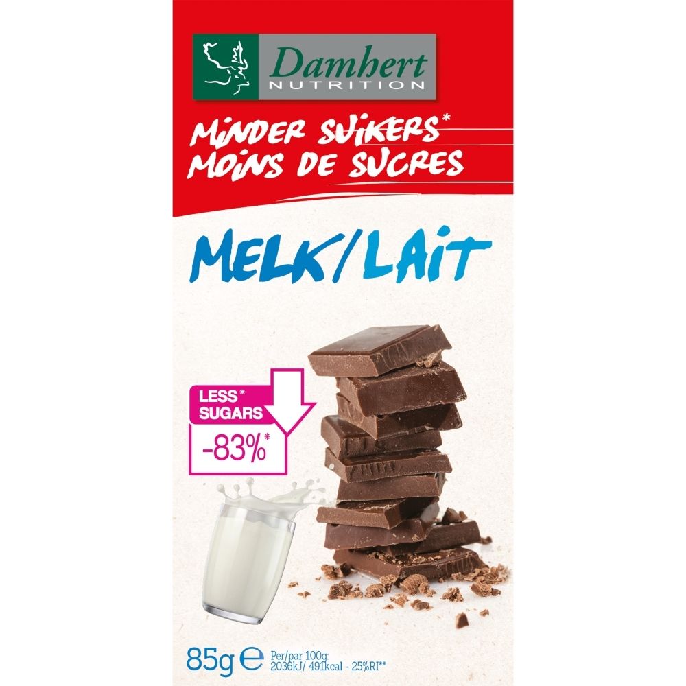Chocolat au lait Damhert édulcoré au maltitol, moins de sucres (-83%). Morceaux de chocolat empilés à côté d'un verre de lait.