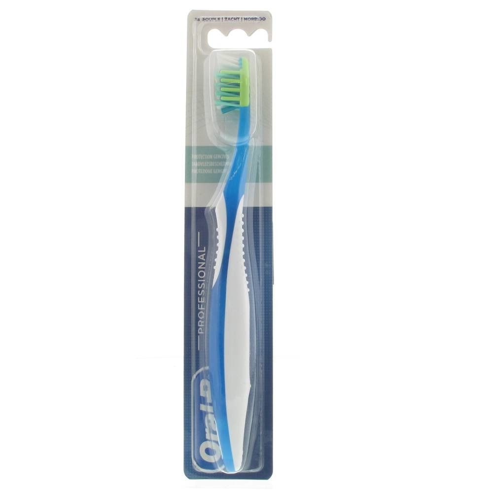 Brosse à dents Oral-B Professional, emballée. Manche bleu, partie centrale blanche, tête verte. Conditionnement blister.