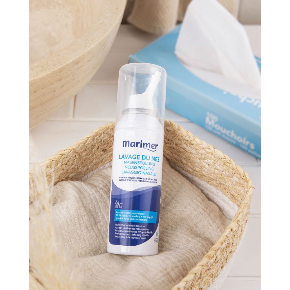 Flacon de spray nasal avec embout blanc et capuchon. Étiquette bleue et blanche avec nom et texte du produit.