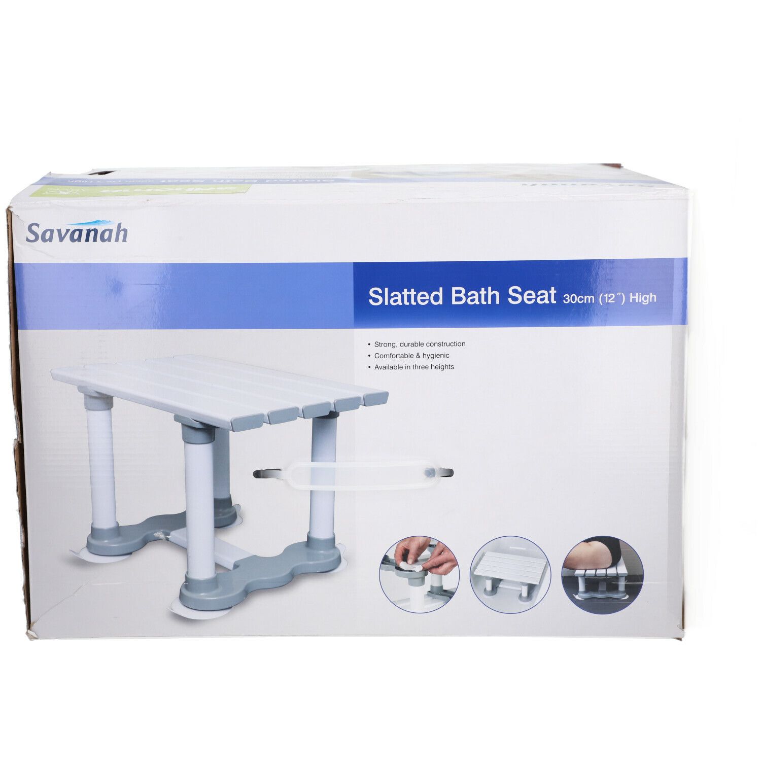 Emballage du siège de bain. Siège blanc avec pieds gris et ventouses. Nom et description du produit sur l'emballage.