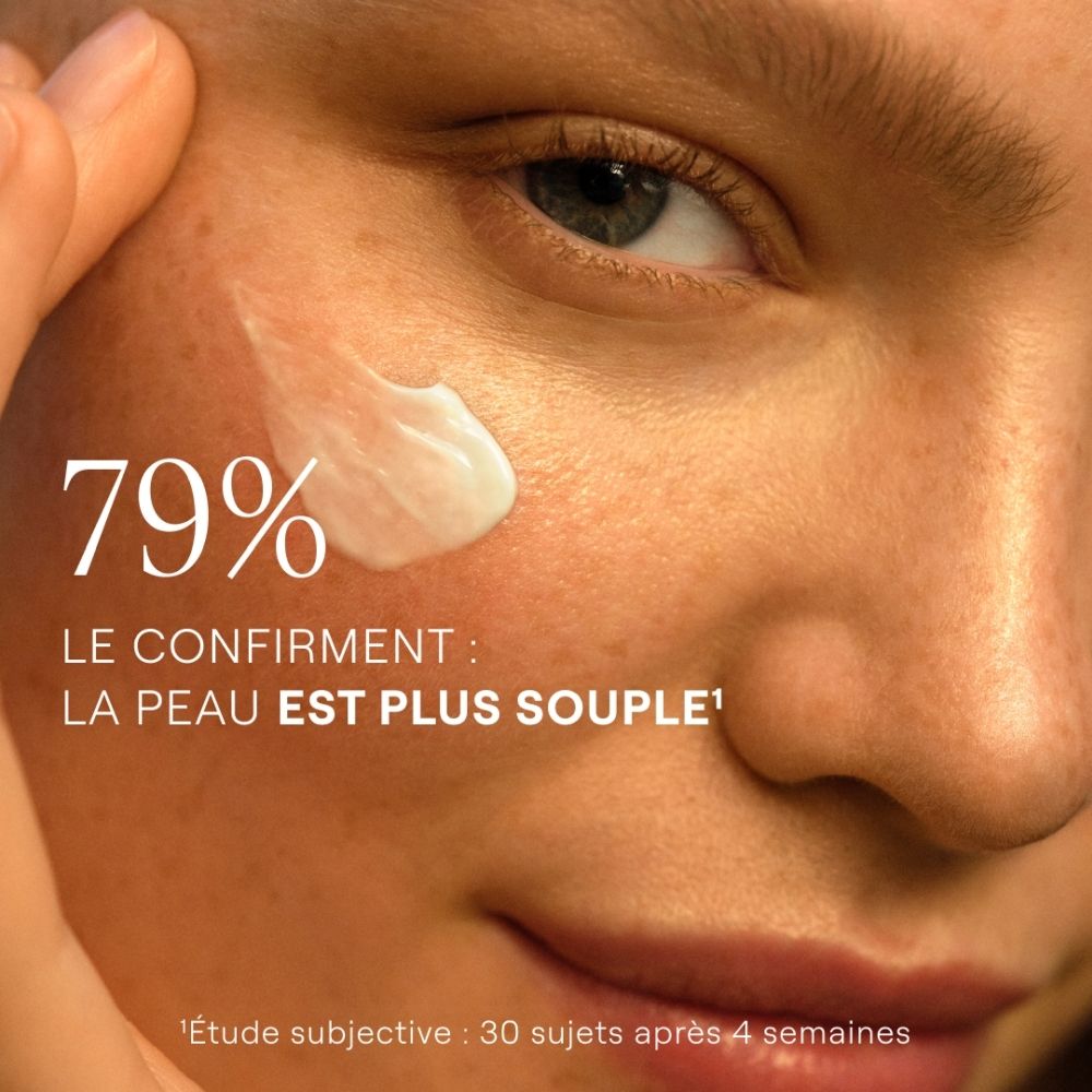 Main plaçant un tube vert Weleda Skin Food dans un sac marron à côté de lunettes de soleil.