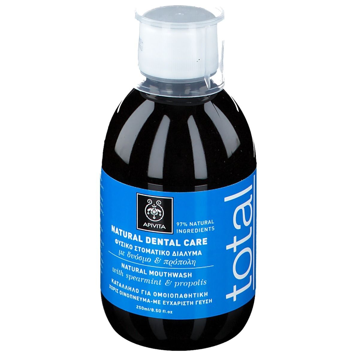 Liquide foncé en bouteille avec étiquette bleue. Inscription: Natural Dental Care, bain de bouche à la menthe et à la propolis, 97% ingrédients naturels.