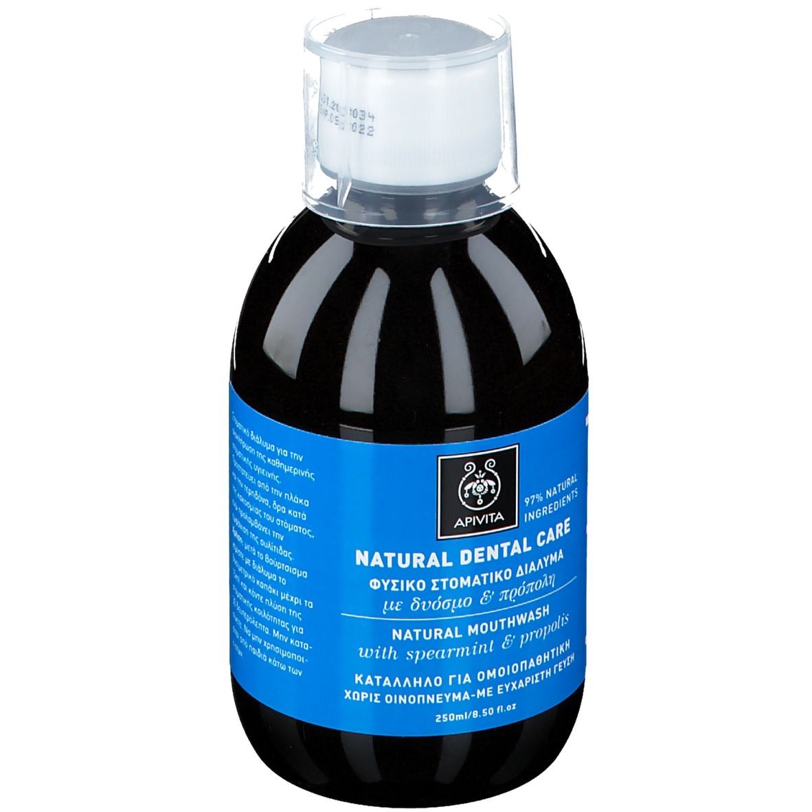 Liquide foncé en bouteille avec étiquette bleue. Inscription: Natural Dental Care, bain de bouche à la menthe et à la propolis, 97% ingrédients naturels.