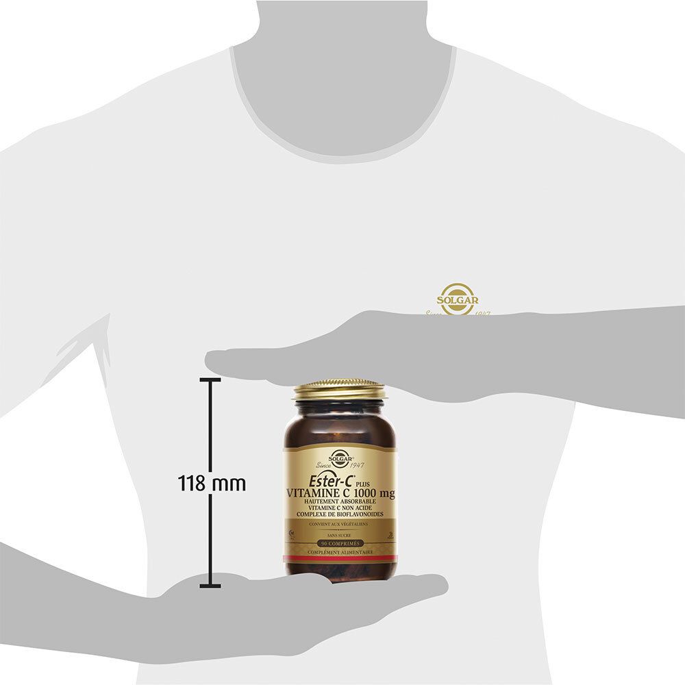 Personne tenant le flacon dans ses mains. Indication de taille : 118 mm. Nom du produit et logo visibles.