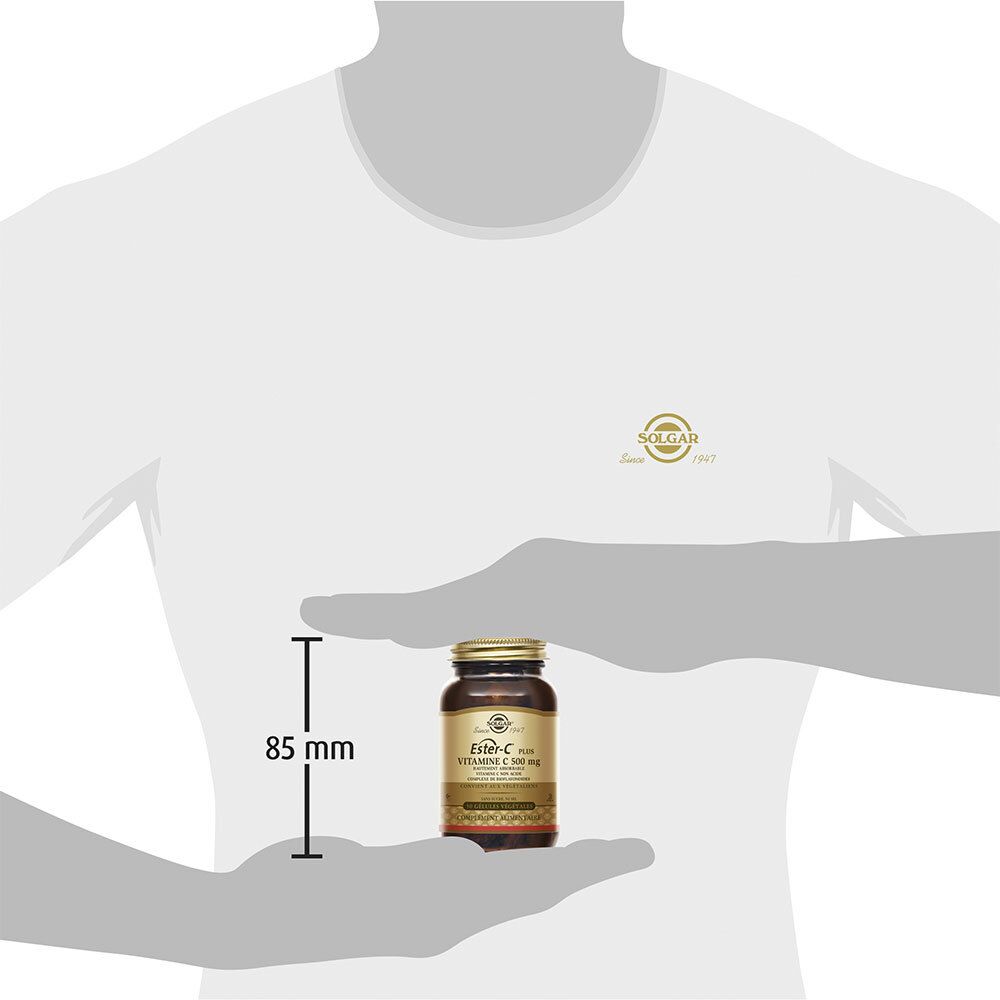 Personne tenant le flacon de vitamine C. Mesure de 85 mm.