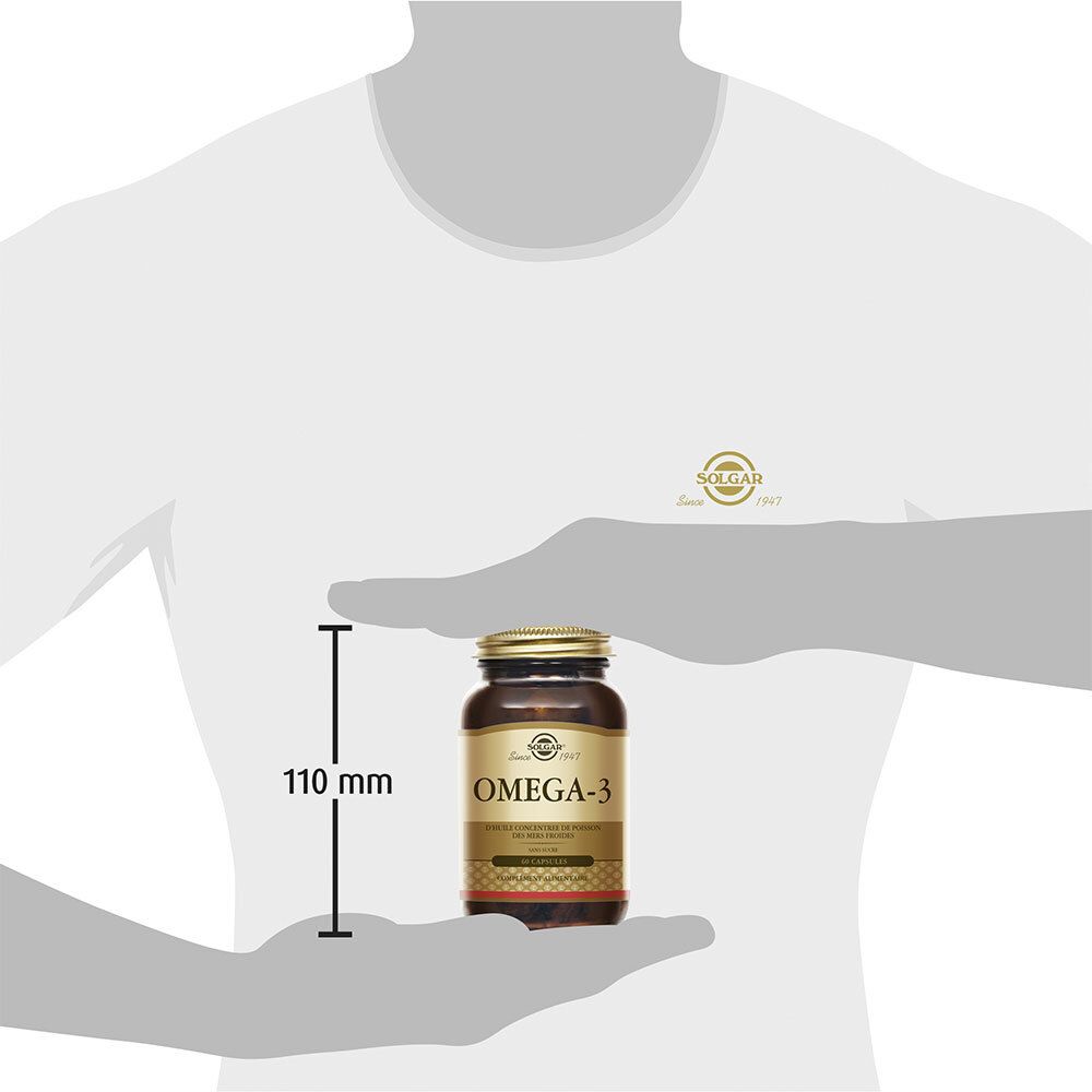 Personne tenant un flacon d'Omega-3. Mesure de 110 mm. Marque Solgar.