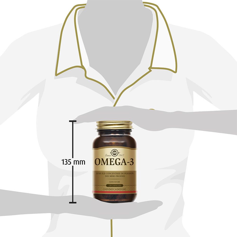 Personne tenant le flacon. Omega-3 est écrit sur le flacon. Mesure de 135 mm.