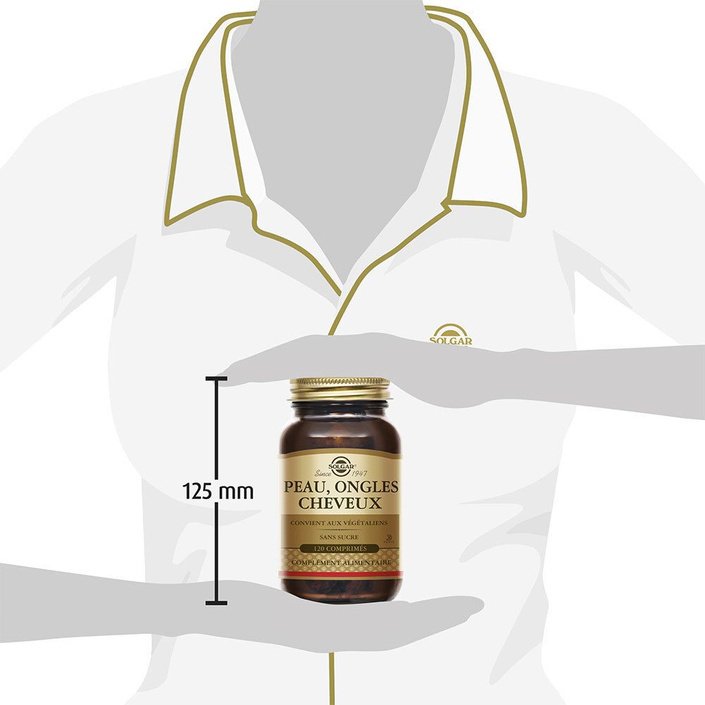 Personne tenant un flacon. Flacon avec étiquette « Peau, Ongles, Cheveux ». Mesure de 125 mm.