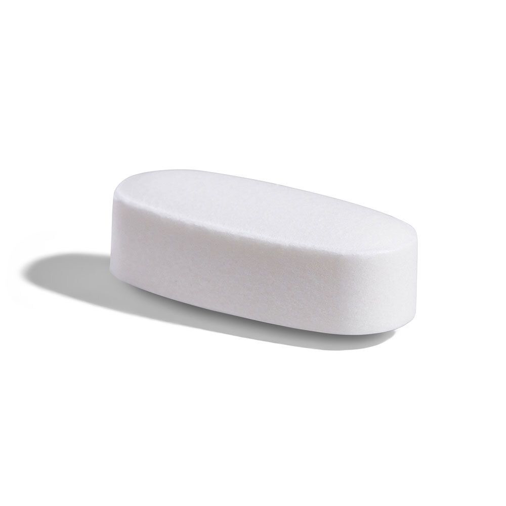 Comprimé blanc ovale. Vue rapprochée. Surface lisse, extrémités arrondies. Fond blanc.