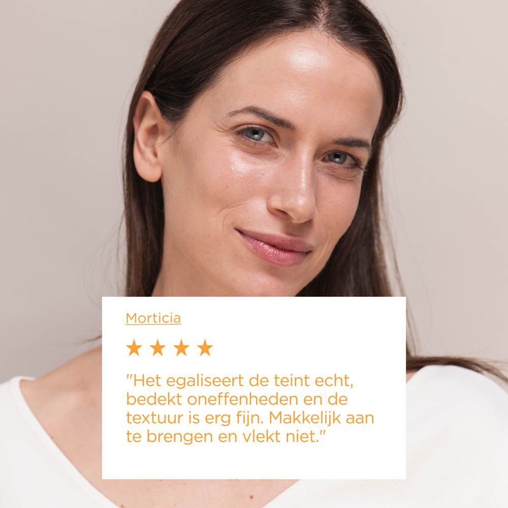 Femme souriante. Texte: Morticia, 4 étoiles. Citation sur la texture et l'apparence de la peau.