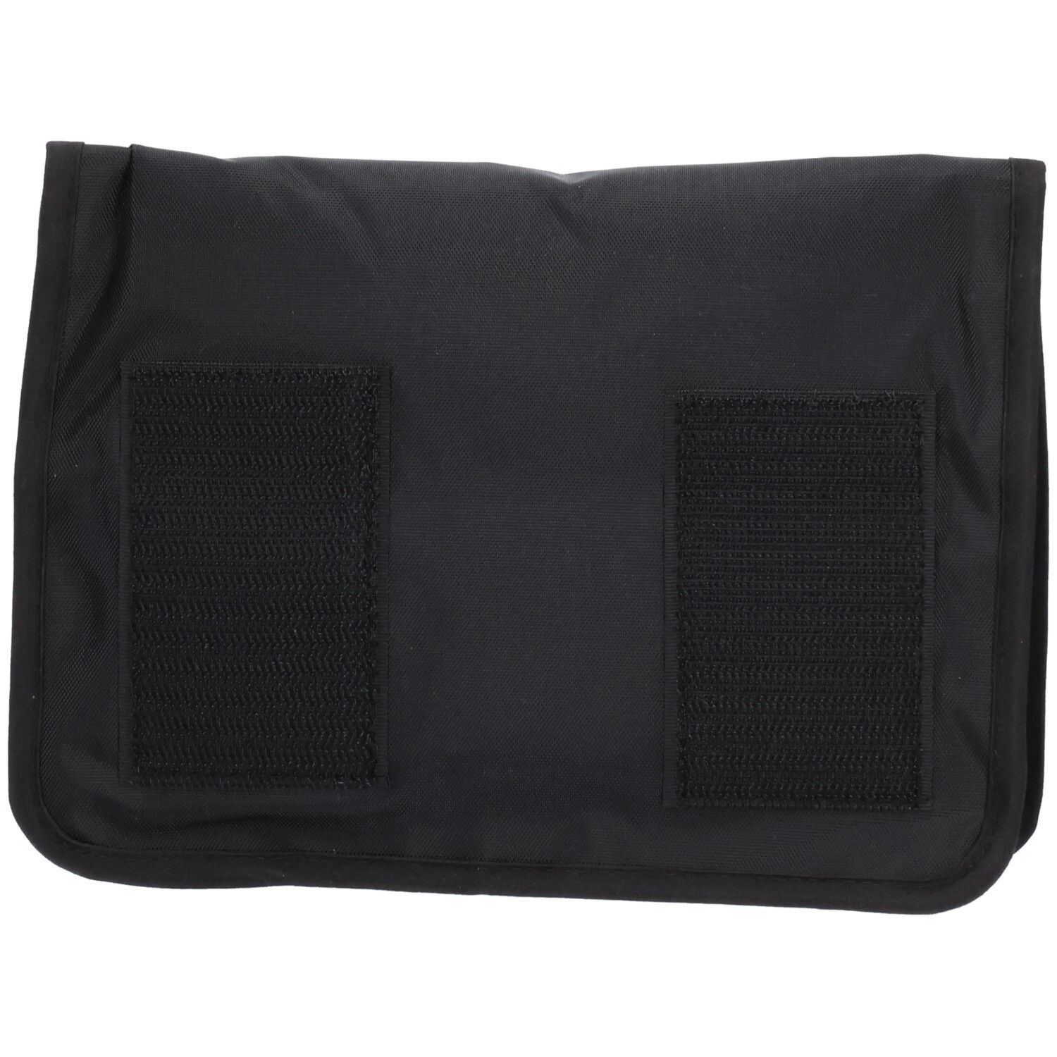 Produit noir rectangulaire avec deux attaches velcro rectangulaires. Le produit est en tissu.