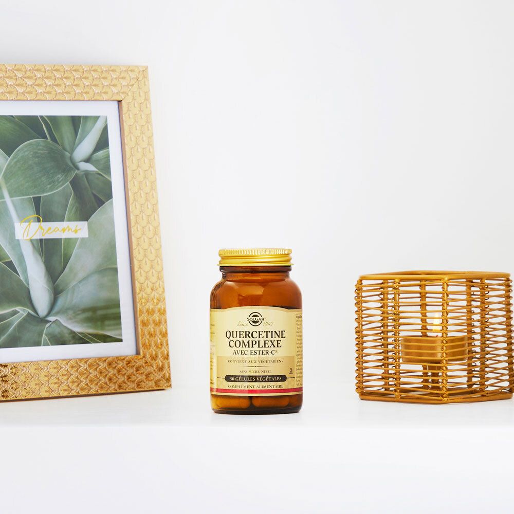 Flacon sur étagère. Flacon avec bouchon doré, étiquette avec texte: Quercetine Complexe, Ester-C.