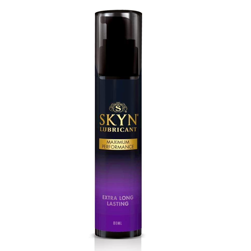 Flacon avec pompe noire. Inscription SKYN LUBRICANT, dessous MAXIMUM PERFORMANCE et EXTRA LONG LASTING. 80ml.