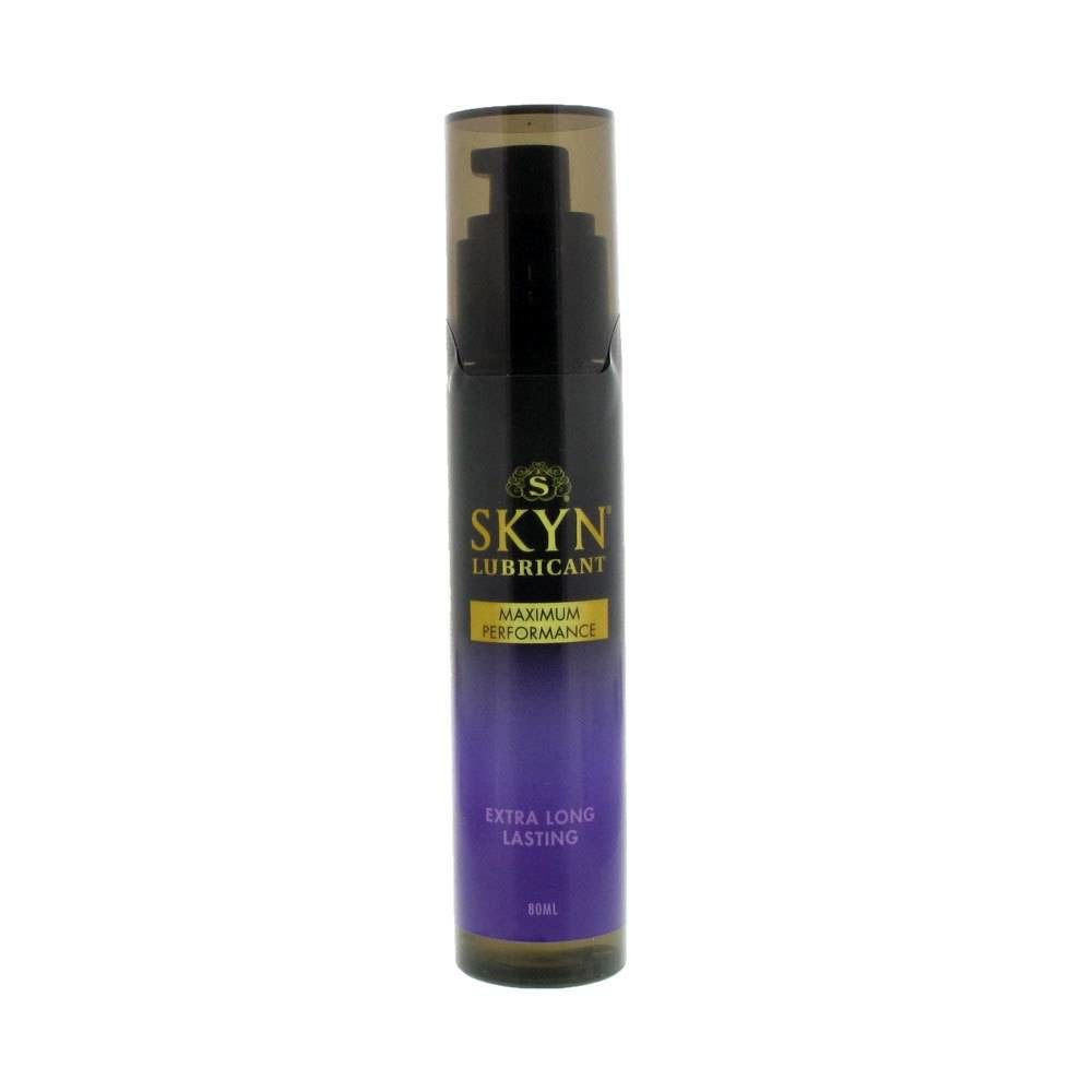 Flacon avec pompe noire. Inscription SKYN LUBRICANT, dessous MAXIMUM PERFORMANCE et EXTRA LONG LASTING. 80ml.
