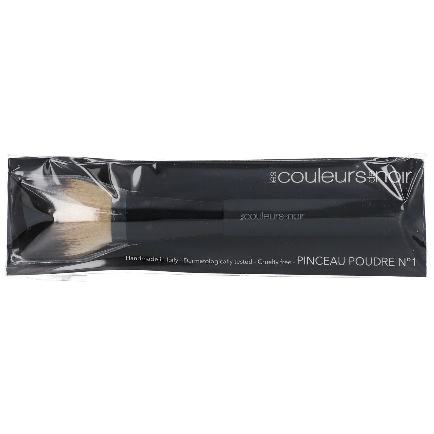 Pinceau poudre Les Couleurs de Noir, emballage noir. Texte: Pinceau Poudre N°1. Fabriqué en Italie, testé dermatologiquement, sans cruauté.