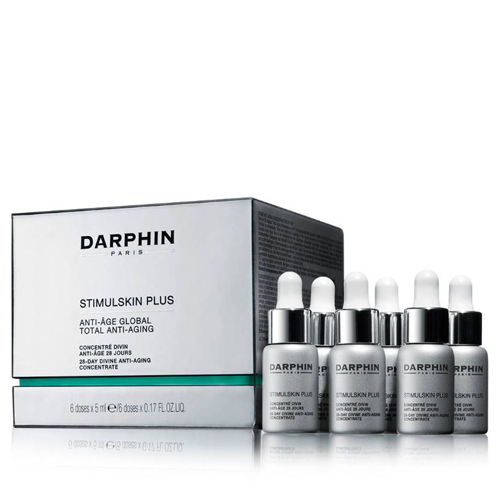 Six flacons avec bouchons argentés et pipettes, à côté d'une boîte blanche avec informations produit.