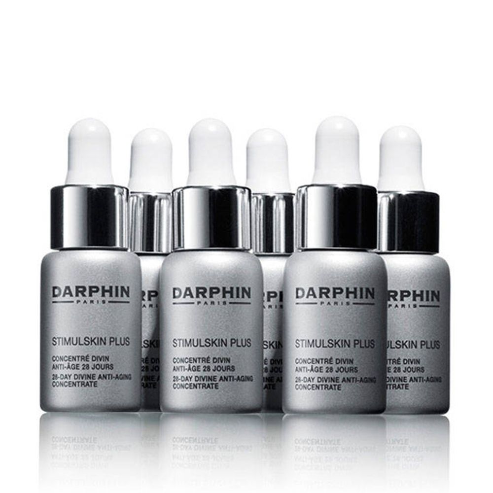 Six petits flacons avec bouchons argentés et pipettes, étiquetés avec le nom du produit.