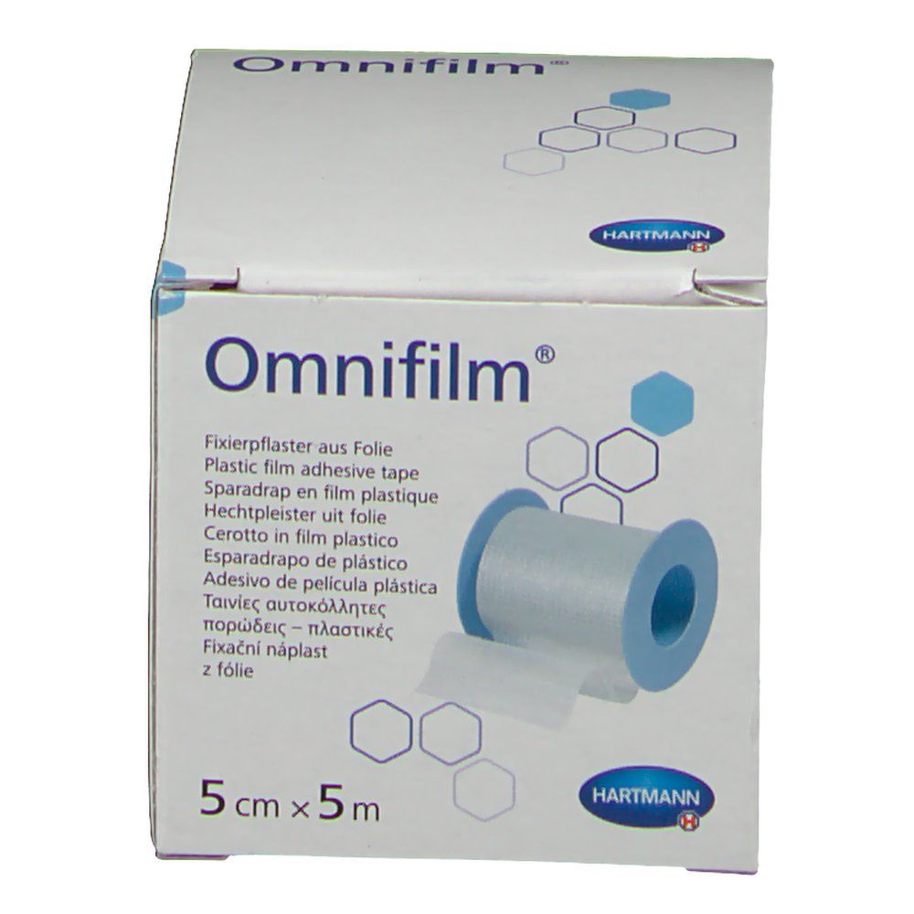 Emballage Omnifilm® adhésif. Rouleau et bandes visibles. Dimensions 5 cm x 5 m. Logo Hartmann. Emballage bleu et blanc.