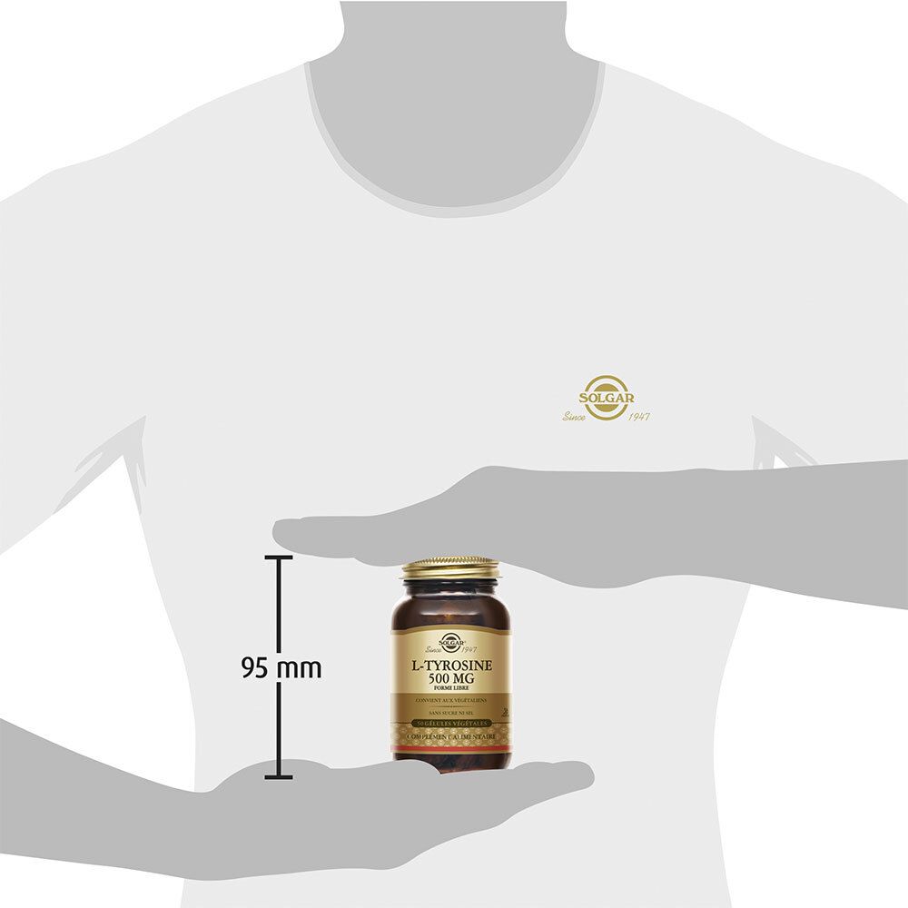 Personne tenant un flacon. Dimensions : 95 mm de haut. Produit : Solgar L-Tyrosine 500 MG.