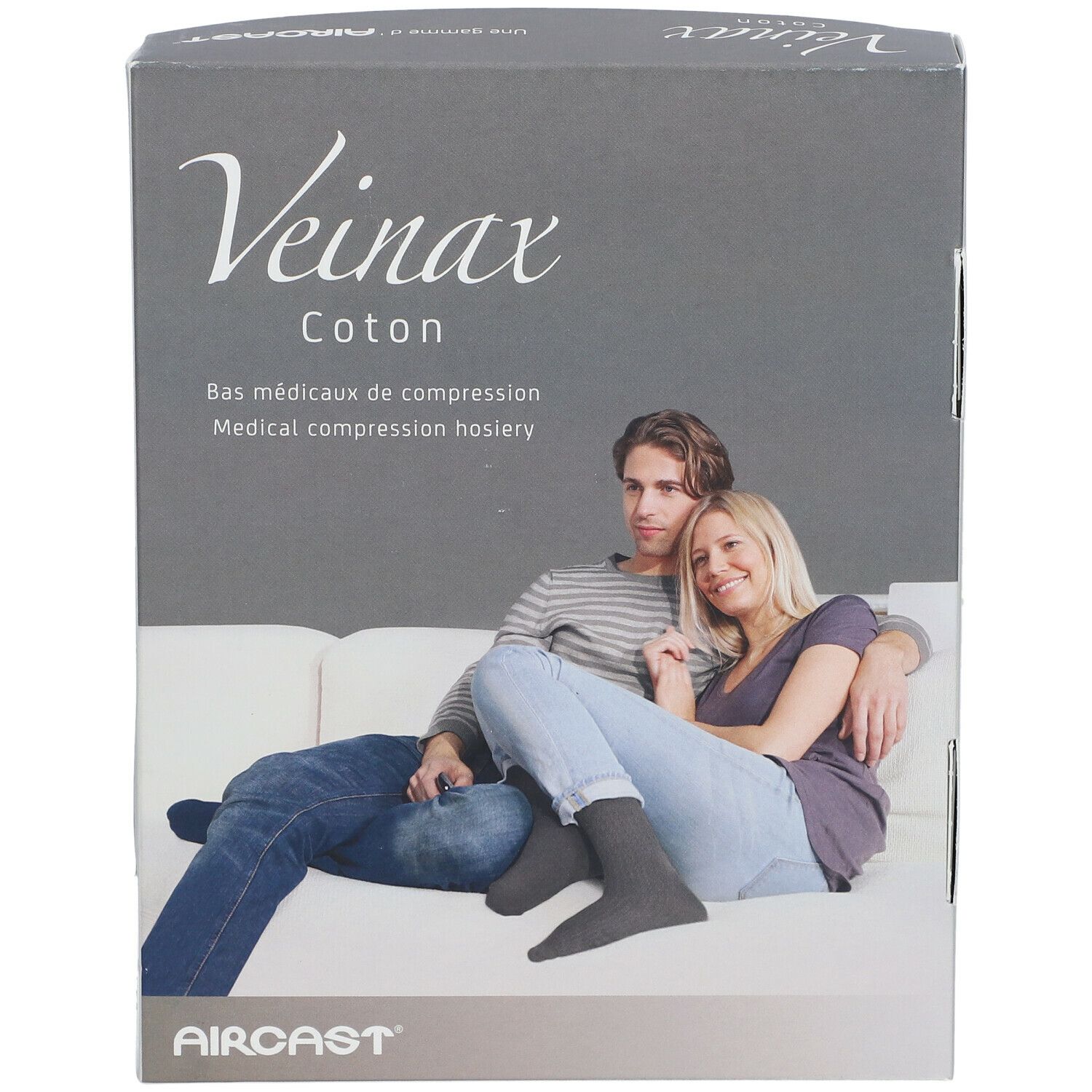 Emballage Veinax Coton. Un homme et une femme assis sur un canapé. Nom du produit et marque visibles.