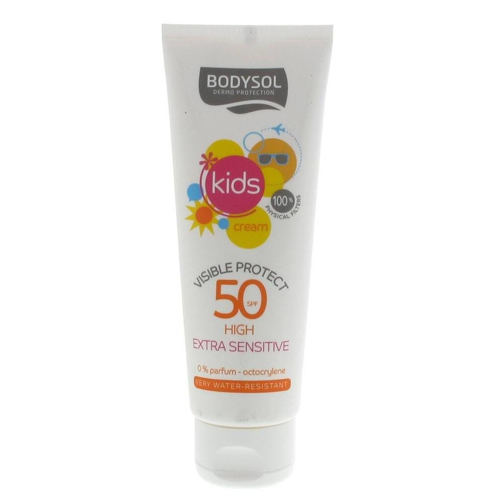Tube de crème solaire blanche pour enfants. Inscriptions: Bodysol, Kids, SPF 50, High, Extra Sensitive. 100% filtres physiques.
