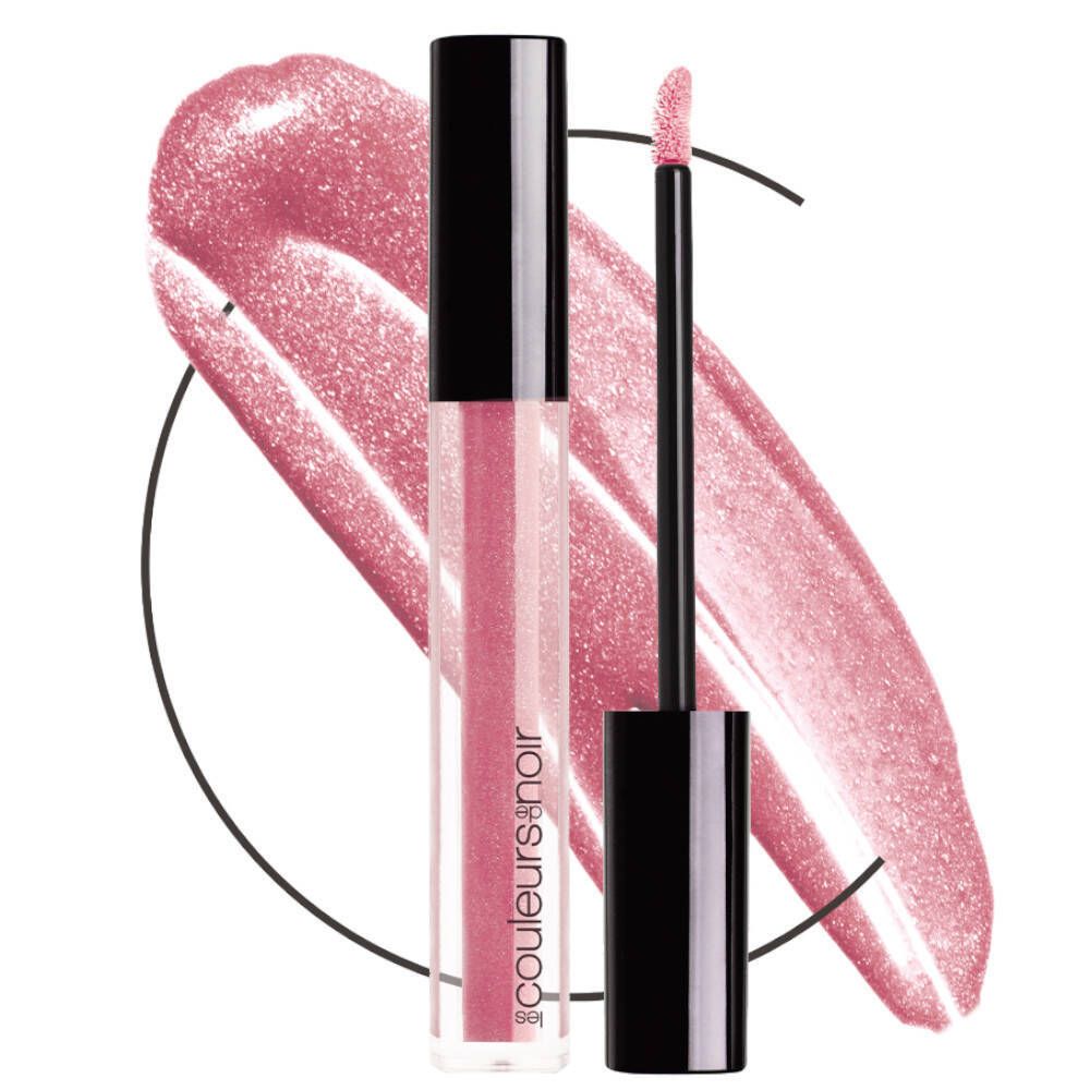 Gloss à lèvres avec applicateur. Tube transparent avec contenu rose. Bouchon noir. Trait de couleur rose en arrière-plan.
