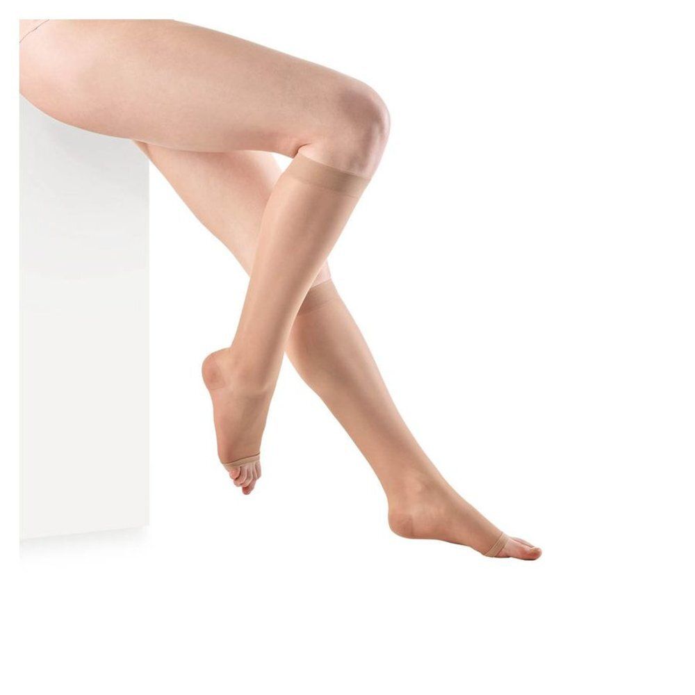 Jambes avec Botalux 70 Short Sock AD Chair M5. Bas genou couleur chair. Pieds sur fond blanc.