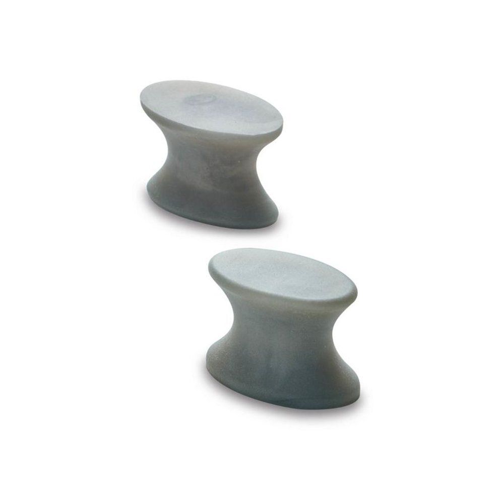 Deux coussinets en gel de silicone gris. Dessus rond légèrement bombé et base profilée. Vue en perspective, sur fond blanc.