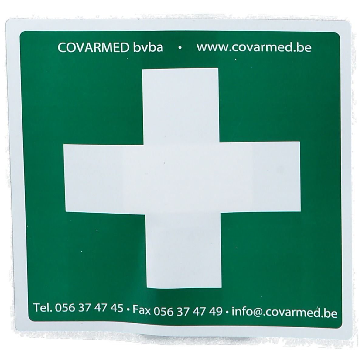 Autocollant vert avec une croix blanche de premiers secours et les coordonnées de Covarmed.