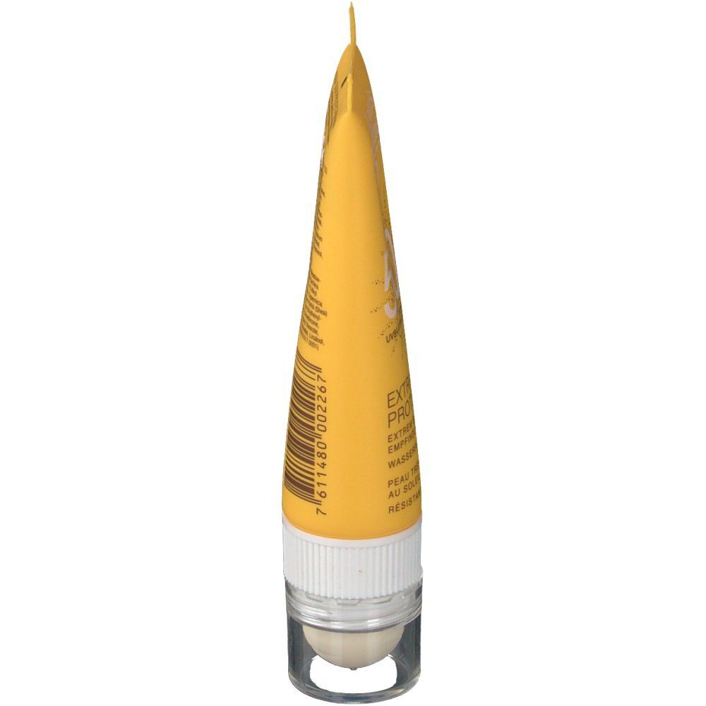 Tube jaune Louis Widmer Extra Sonnenschutz SPF50. Côté avec texte et code-barres. Avec applicateur blanc.
