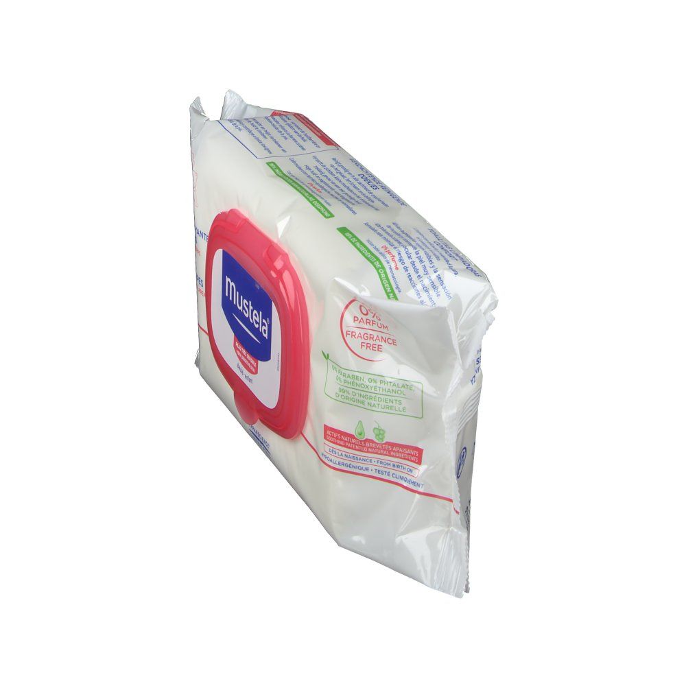 Vue en biais du paquet de lingettes Mustela. Couvercle rose avec logo. Emballage transparent. Texte: 0% Parfum, Fragrance Free.