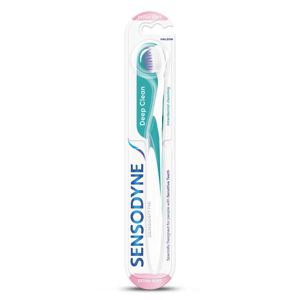 Brosse à dents Sensodyne Deep Clean Extra Soft, emballage blister. Manche turquoise et blanc, tête bleue. Inscriptions "Deep Clean" et "Sensodyne".
