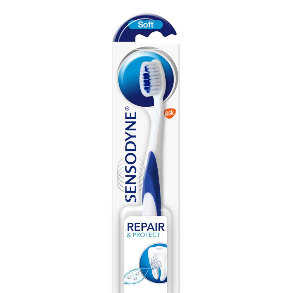 Brosse à dents blanche et bleue dans un emballage. Inscription : SENSODYNE, REPAIR & PROTECT, Soft.