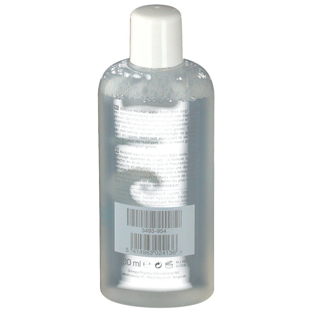 Flacon transparent avec bouchon blanc. Dos avec étiquette, texte, code-barres et indication de volume.