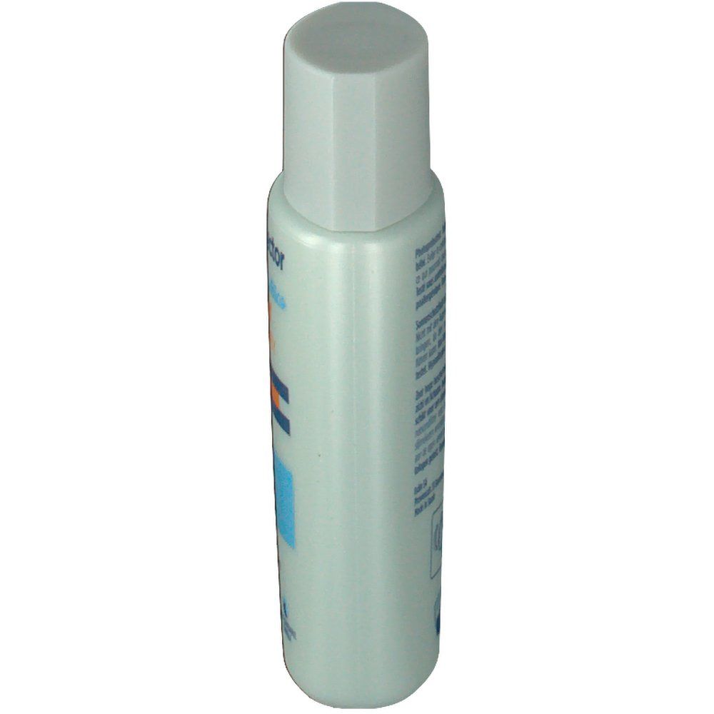 Flacon cylindrique avec bouchon à vis. Couleur vert clair. Étiquette avec texte. Produit: ISDIN Fusion Fluid Mineral Baby SPF 50+.