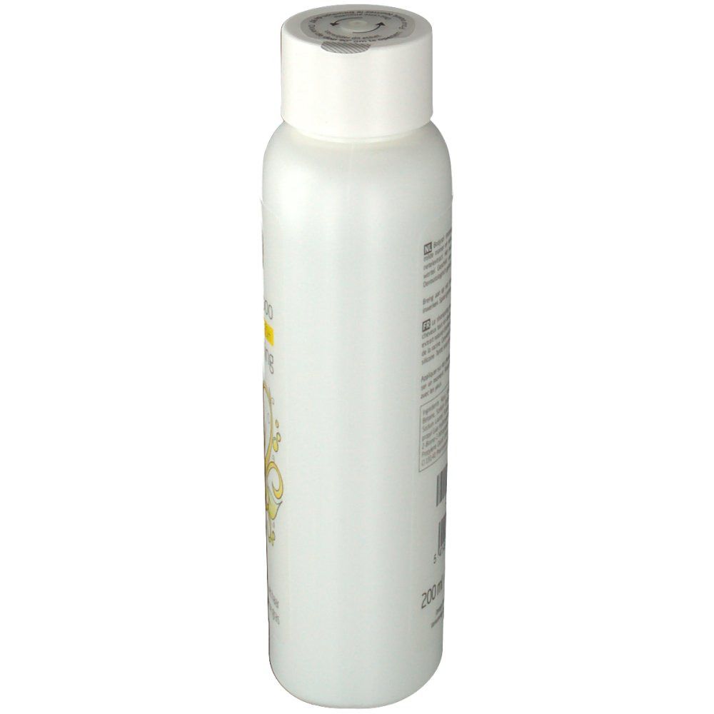 Flacon de shampooing blanc, vue latérale. Étiquette avec texte et code-barres. Bouchon blanc.