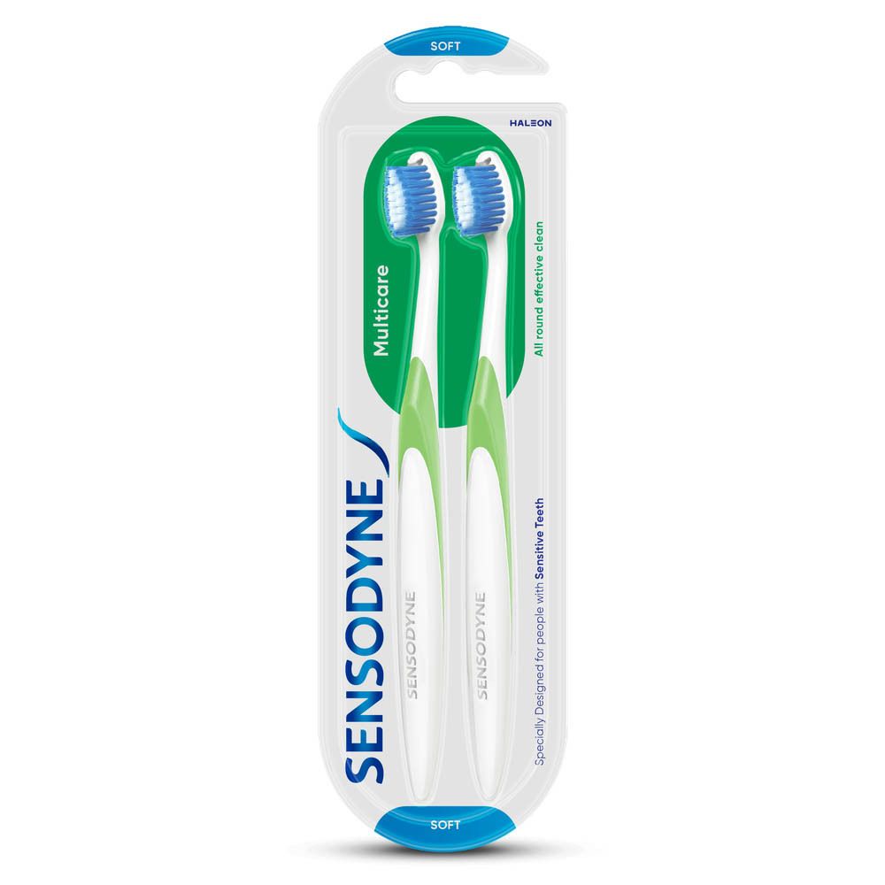 Deux brosses à dents en emballage blister. Têtes de brosse bleues, manches verts et blancs. Logo Sensodyne et indication "Soft".