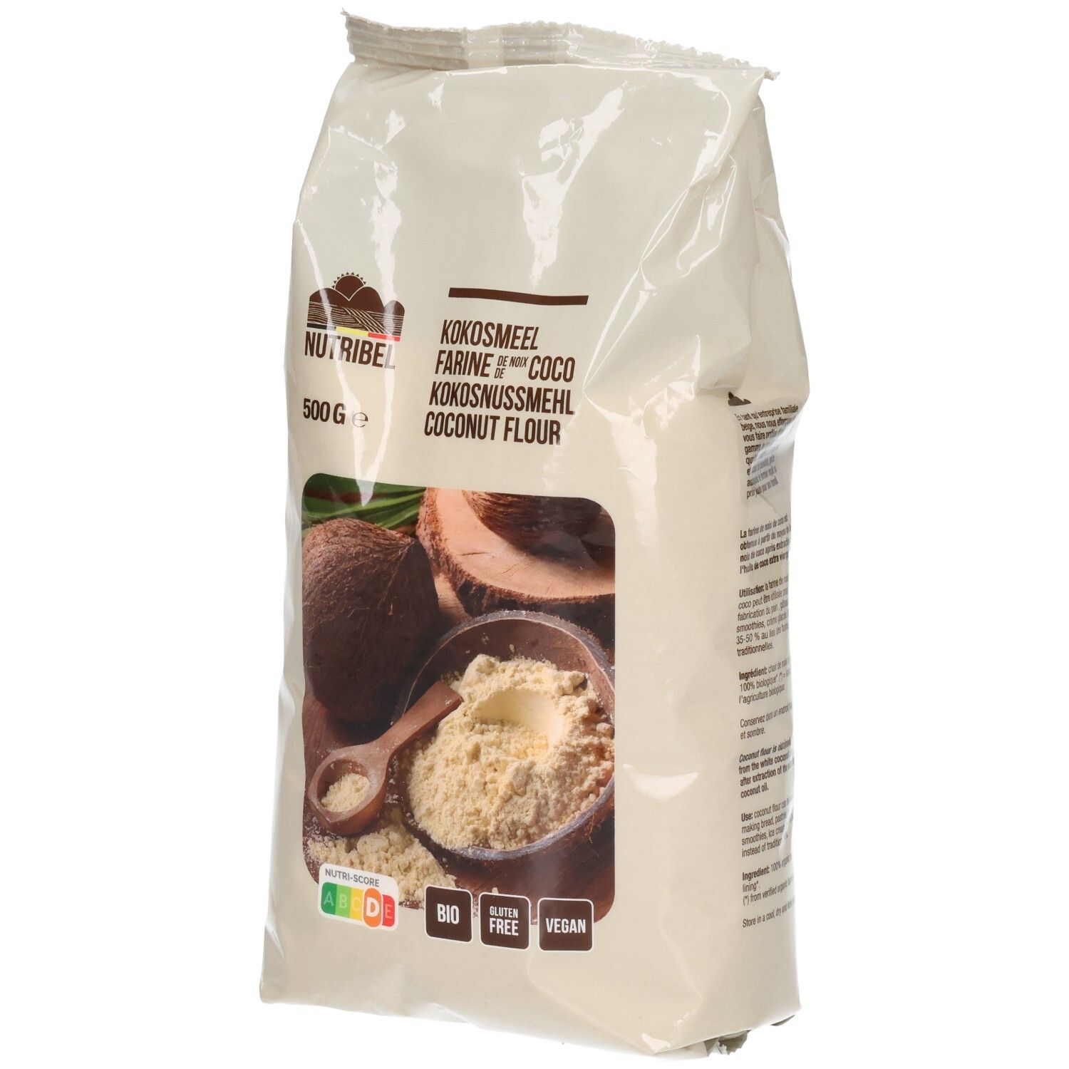 Sachet de farine de coco. Inscriptions: Nutribel, farine de coco, 500g, bio, sans gluten, vegan. Illustration: noix de coco, farine, cuillère.