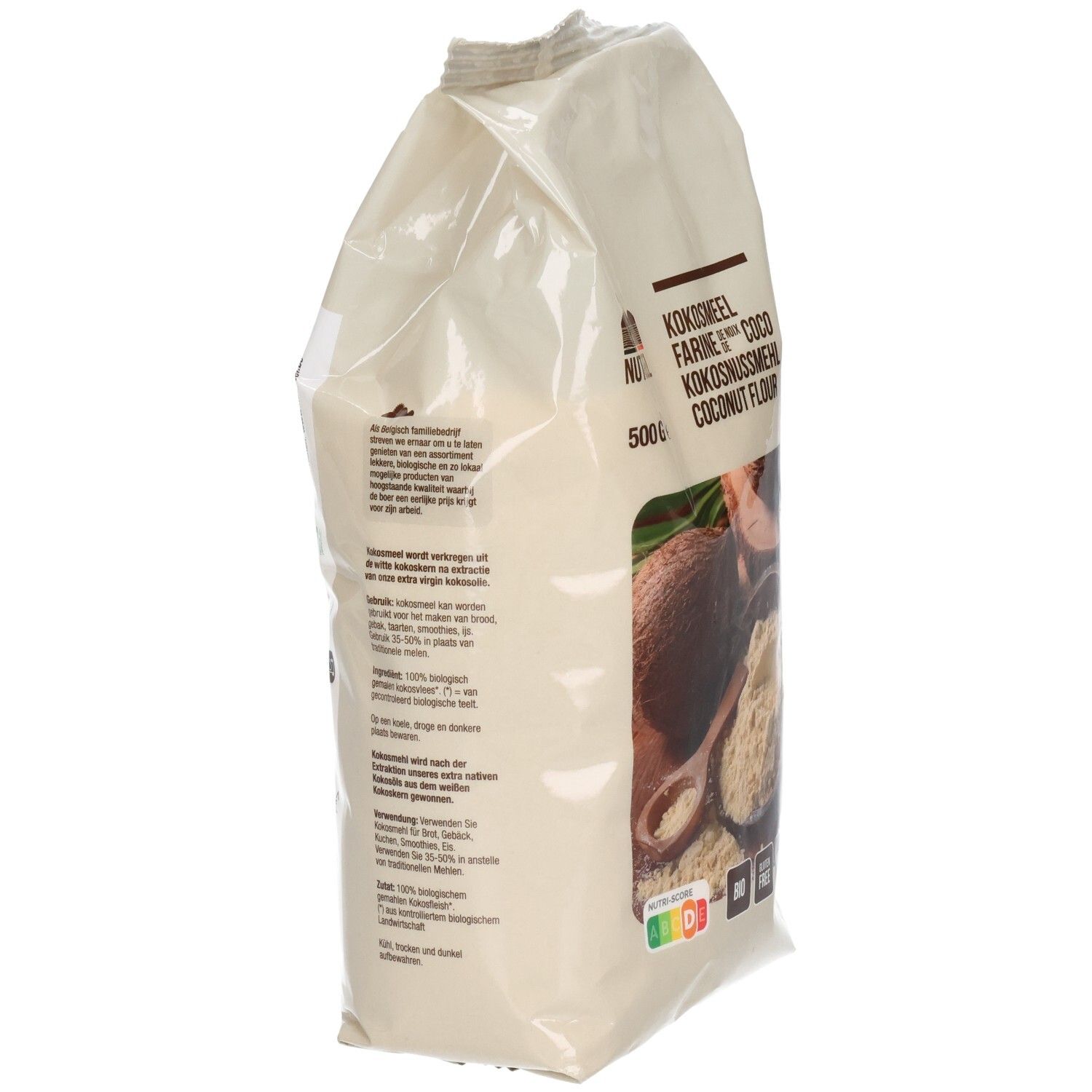 Sachet de farine de coco, vue latérale. Inscriptions: Nutribel, farine de coco, 500g. Texte et logos. Dos avec texte et logos.
