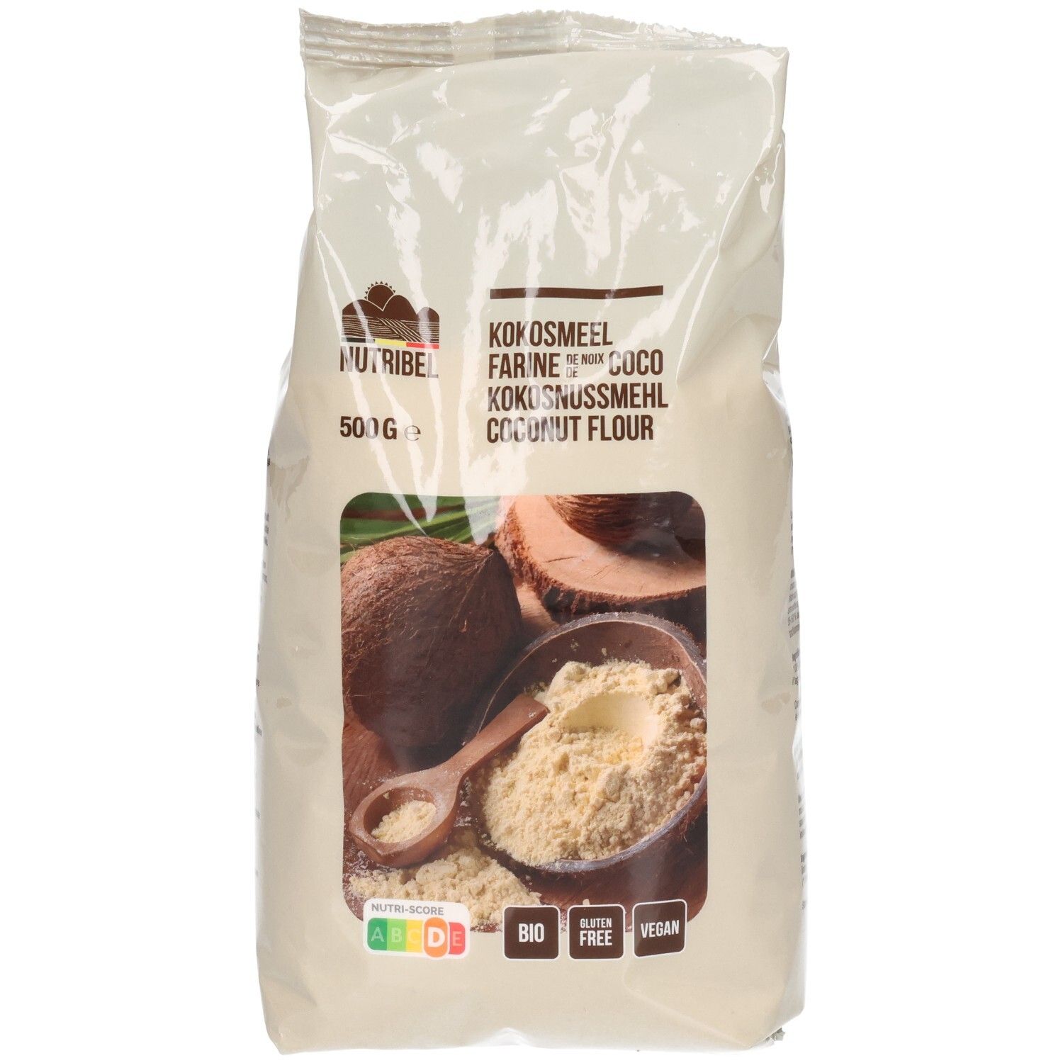 Sachet de farine de coco. Inscriptions: Nutribel, farine de coco, 500g, bio, sans gluten, vegan. Illustration: noix de coco, farine, cuillère.