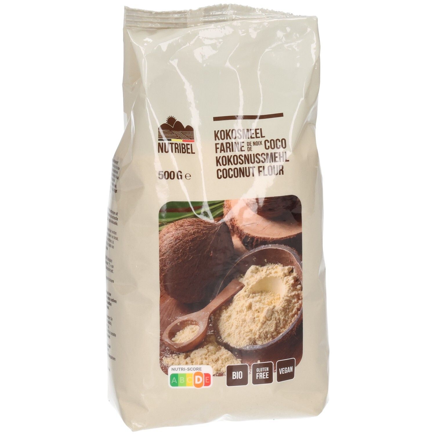 Sachet de farine de coco. Inscriptions: Nutribel, farine de coco, 500g, bio, sans gluten, vegan. Illustration: noix de coco, farine, cuillère.